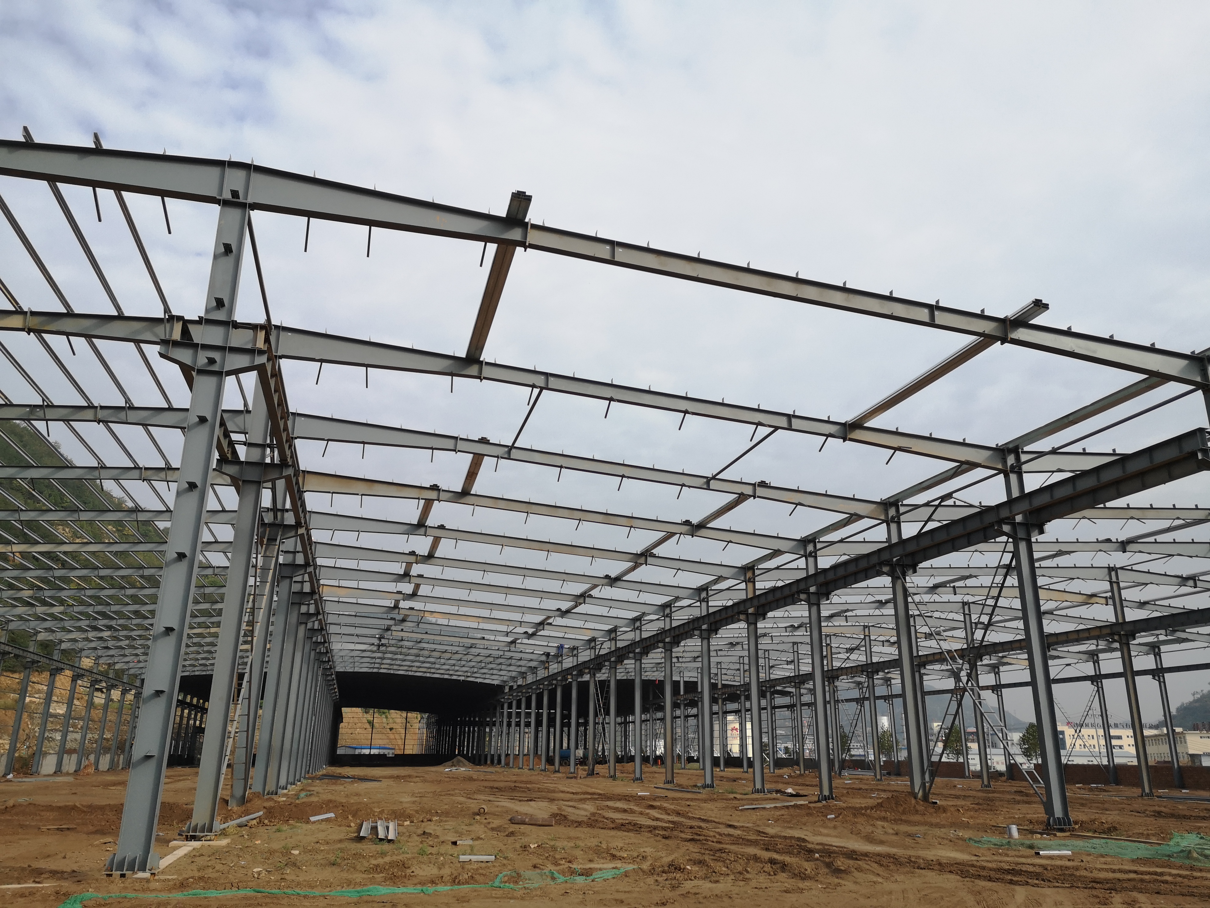 山西鋼結(jié)構(gòu)廠家建鋼結(jié)構(gòu)廠房多少錢一平方？